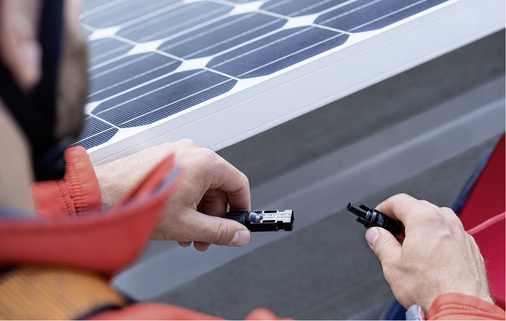 
Damit der Ertrag stimmt: Die Solarprofis von Eon installieren eine Photovoltaikanlage.
