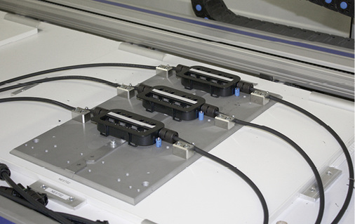 
Montage der Anschlussdosen, die bei diesen Modulen auf der Frontseite sitzen.
