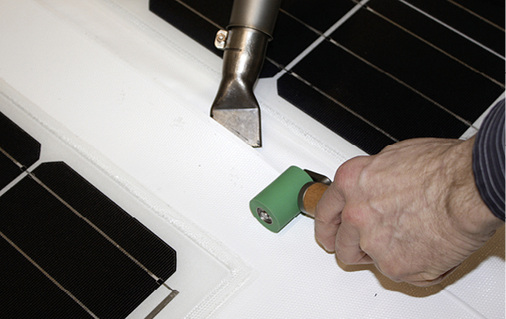 
Die Module werden wie die Dachbahnen mit Heißluft verklebt beziehungsweise verschweißt.
