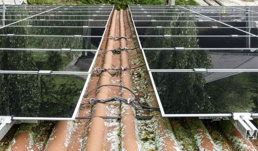 



Kabel können auf viele Arten falsch verlegt werden. In diesem Fall wurden einige Varianten miteinander kombiniert: fehlender UV-Schutz, fehlender Kantenschutz und fehlender Schutz vor abrutschendem Schnee. Letzterer hatte bei dieser Anlage die Anschlussdosen von den Modulen gerissen, drei Jahre in Folge.
