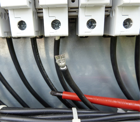 
Unsachgemäß: Das Kabel hat einen nicht ausreichenden Isolierungsfreischnitt. Zusätzlich wurde das feinadrige Kabel ohne Aderendhülse verschraubt. 
