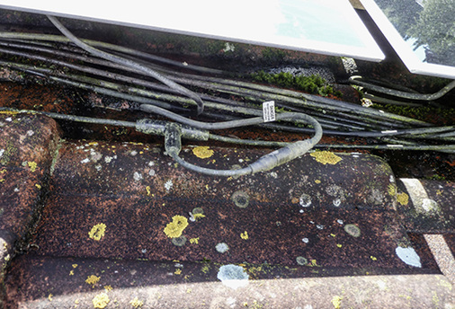 
Verschlungene Kabel und Nichtfreibleiben der wasserführenden Schicht. Die Kabel befinden sich in dauerhaft feuchter Umgebung. Dafür sind sie nicht geeignet.
