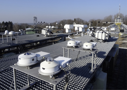 <p>
</p>

<p>
Auf dem Dach des Observatoriums in Lindenberg misst der DWD die Einstrahlung mit unterschiedlichen Messgeräten.
</p> - © Foto: DWD/MOL-RAO

