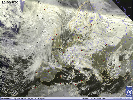 
Satelliten messen die Reflexion des Sonnenlichtes auf der Oberseite der Wolken. Daraus wird die Einstrahlung auf der Erde errechnet.



