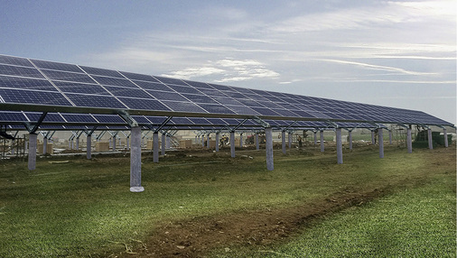 
Bei einem Gemüseanbau-Betrieb in der Provinz Sihong in China hat Schletter eine neue Montagelösung für Gewächshausanlagen verbaut. Das Baukastensystem benötigt nur eine geringe Anzahl von Verbindern und verträgt eine deutlich höhere statische Belastung. 20 Megawatt Leistung hat diese erste Anlage. Eine weitere mit 30 Megawatt Leistung soll demnächst installiert werden. 
