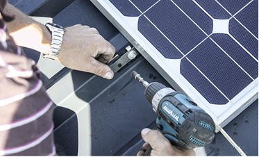 
Mit der Eco-Rapid-Klemme lassen sich Module direkt auf dem Trapezblech montieren.
