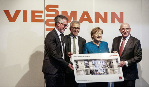 <p>
Zur Eröffnung des neuen Forschungszentrums von Viessmann im April 2017 kam sogar Bundeskanzlerin Angela Merkel nach Allendorf. Rechts im Bild: Professor Martin Viessmann, der Gründer der Unternehmensgruppe.
</p>

<p>
</p> - © Fotos: Viessmann

