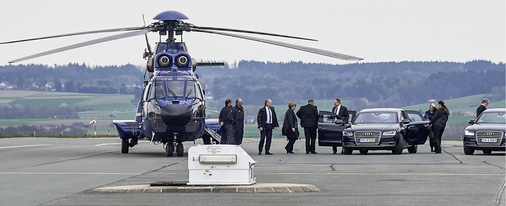 <p>
Punktlandung zur Eröffnungsparty: Der Tross der Bundeskanzlerin schwebte per Hubschrauber in der Allendorfer Firmenzentrale ein. 
</p>