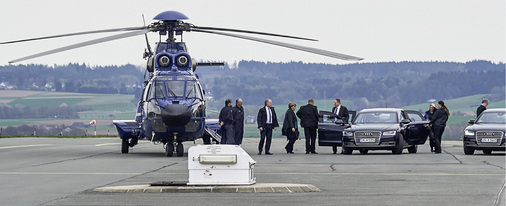 
Punktlandung zur Eröffnungsparty: Der Tross der Bundeskanzlerin schwebte per Hubschrauber in der Allendorfer Firmenzentrale ein. 
