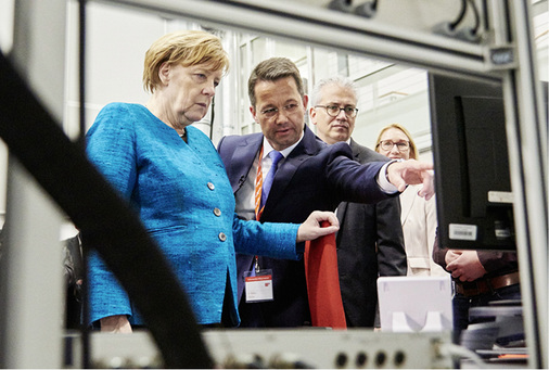 
Geschäftsführer Markus Klausner von Viessmann erläutert Frau Merkel, welche Technologien im neuen Technikum entwickelt werden.
