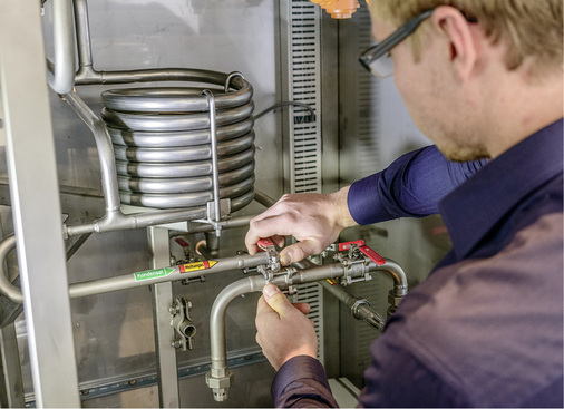 



Feinarbeit: Ein Mitarbeiter von Exytron justiert die Methanseparation der Vorführanlage.
