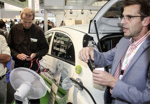 <p>
</p>

<p>
Rein und raus: Markus Emmert von Combination erläuterte auf der EES Europe 2016 unseren Lesern bei den Guided Tours die bidirektionale Ladetechnik.
</p> - © Foto: Heiko Schwarzburger

