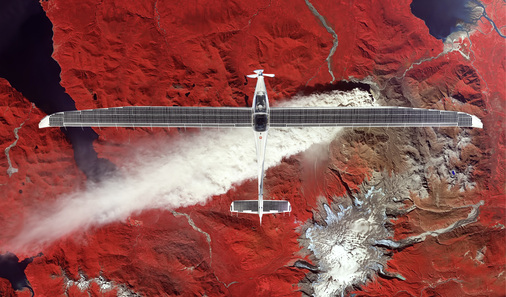 



Solar Stratos ist ein Flugzeug, das bis an die Grenze des Weltraums vorstoßen wird. Der Schweizer Solarpionier Raphaël Domjan hat dafür die Akkus von Kreisel Electric ausgewählt. Derzeit trainiert er für den Höhenflug auf 25.000 Kilometern.
