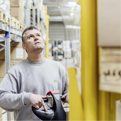 



Gut ausgebildete Mitarbeiter sorgen dafür, dass die Waren professionell bewegt werden.
