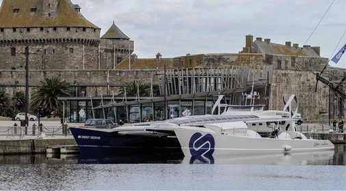 



Generator an Deck: Insgesamt sind 130 Quadratmeter des Katamarans mit Photovoltaik ausgelegt. Einige haben eine rutschfeste Oberfläche.
