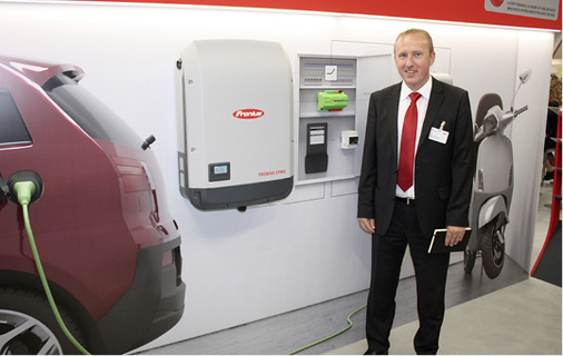 
Stolz präsentiert Martin Hackl von Fronius die Ladetechnik von Loxone.



