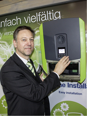 
Markus Vetter von Kostal zeigt den Plenticore Plus.



