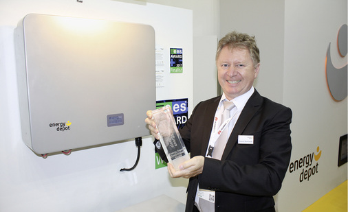 



Roland Burkhardt darf sich freuen: Sein Unternehmen hat die begehrte Auszeichnung der Speichermesse erhalten.
