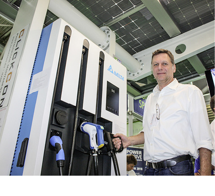 
Leistungsstarke Ladesäule von Delta unterm Sonnendach von Clickcon.
