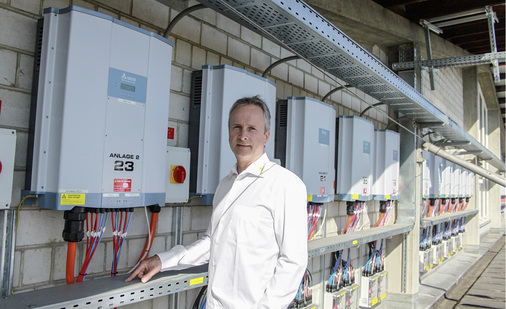 



Erich Stutz von der Fuchs Wohnbau AG steht vor den außen installierten Stringwechselrichtern.
