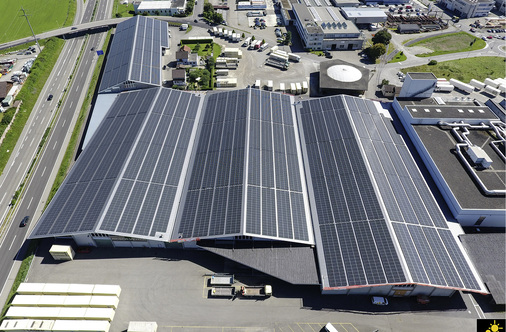 <p>
</p>

<p>
Beim Blick von oben wird die Dimension der Solaranlage auf dem Logistikzentrum von Rieser + Vetter deutlich.
</p> - © Foto: Fuchs Wohnbau AG

