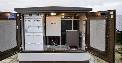 



Transformatorstation einer Solaranlage (vier Megawatt), inklusive Kompensationsdrossel (50 Kilovar, rechts unten in der Station) und Steuerschrank (Mitte).
