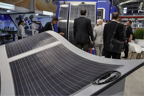 
DAS Energy aus Österreich bietet mit dem in eine Dachbahn integrierten Modul eine semiflexible Lösung. Diese Lösung gehörte zu den Finalisten des Intersolar Awards.
