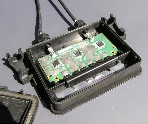 



Wenn der Deckel von der Dose fällt, liegt die Elektronik blank und ist der Feuchtigkeit ungehindert ausgesetzt.
