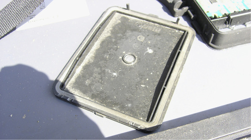 
Eigentlich ein unscheinbares Teil, das aber enorme Probleme verursacht. Denn die Klammern der Deckelhalterung lösen sich.



