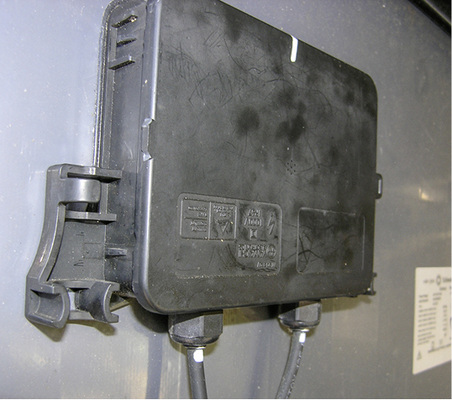 
So sieht die Anschlussdose auf der Rückseite der Module aus.



