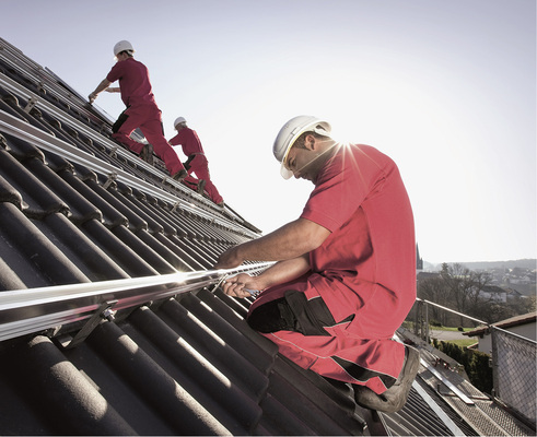 



Die Zeiten, in denen es viele verschiedene Haken, Schienen und Klemmen gab, sind vorbei. Die Monteure wünschen sich eine überschaubare Anzahl an Lösungen, die auf vielen Dächern funktionieren.
