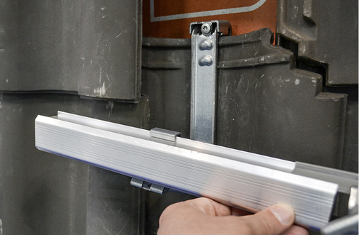 
Durch einen Drehmechanismus können der gleiche Haken und die gleiche Schiene sowohl für die Hochkant- als auch für die Quermontage der Module verwendet werden.



