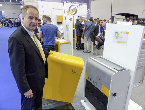 
Martin Pape von Solarmax zeigt, wie schnell die Haube des neuen Speichers demontiert werden kann. 
