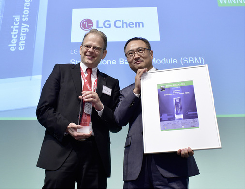 <p>
</p>

<p>
Strahlende Sieger: Stefan Krokowski (links) leitet den Vertrieb in Europa, Youngjoon Shin ist Vizepräsident von LG Chem und Leiter der ESS-Sparte.
</p> - © Foto: EES Europe/Solar Promotion

