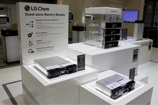 



Das SBM gibt es in zwei Varianten: mit 3,3 (rechts vorn) und 6,5 Kilowattstunden (links und im Stapel).
