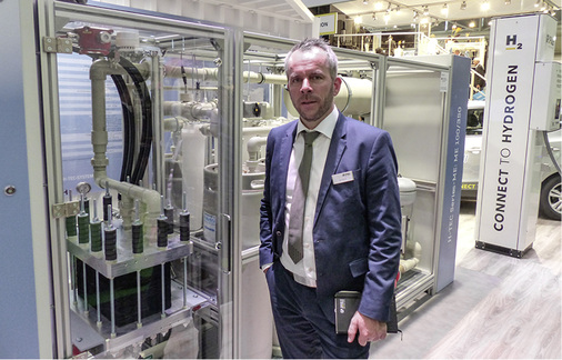 <p>
</p>

<p>
Strom als Wasserstoff speichern: GP-Joule-Chef Ove Petersen vor dem neuen Elektrolyseur.
</p> - © Fotos: Niels H. Petersen

