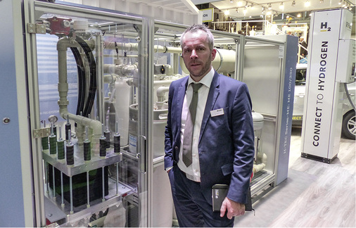 



Strom als Wasserstoff speichern: GP-Joule-Chef Ove Petersen vor dem neuen Elektrolyseur.
