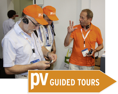 
Drei, zwo, eins: Hörprobe für die Audiogeräte, mit denen die Teilnehmer der Touren ausgestattet wurden. Tourguide Herbert Grab überprüfte die Verständigung, bevor es auf Achse durch die Messehallen ging.
