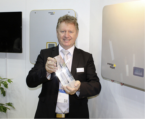 <p>

Stolz präsentierte Roland Burkhardt von Energy Depot den EES Award, den sein innovatives Energiespeicherkonzept erhielt.
</p>

<p>
</p> - © Foto: HS


