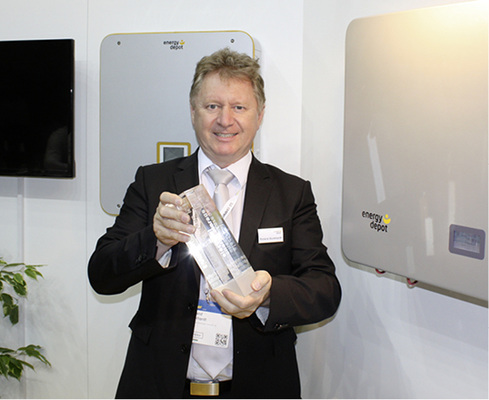 

Stolz präsentierte Roland Burkhardt von Energy Depot den EES Award, den sein innovatives Energiespeicherkonzept erhielt.



