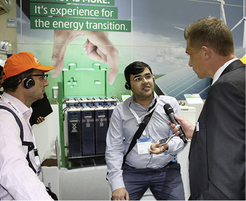 

Kompetent beantwortete Björn Wechsel von Hoppecke Batterien die Fragen der ausländischen Fachbesucher.



