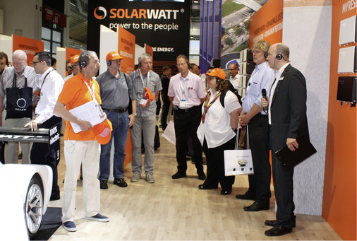 <p>

Starker Andrang am Stand von Solarwatt. Dort erläuterte Produktmanager Axel Schiller das neue Gewerbespeichersystem My Reserve Matrix.
</p>

<p>
</p> - © Foto: HS

