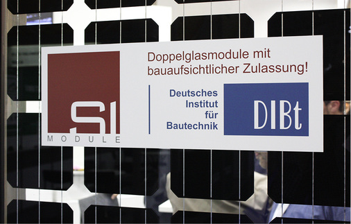<p>
</p>

<p>
SI Module aus Freiburg darf seine Glas-Glas-Module überall einbauen.
</p> - © Foto: HS

