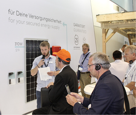 



Aufmerksam lauschen die Teilnehmer der PV Guided Tours dem Vortrag am Stand von Aleo Solar.
