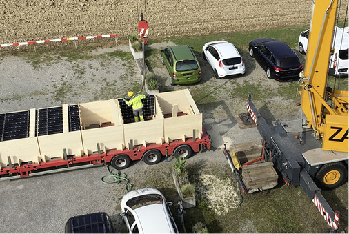



Die einzelnen Einheiten müssen mit dem Kran aufs Dach gehievt werden.
