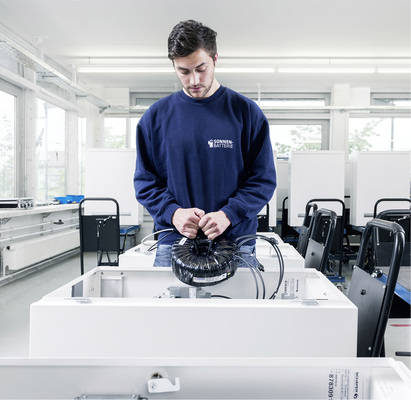 
Die Heimspeicherproduktion von Sonnen in Wildpoldsried ist zum Großteil noch Handarbeit. Der Kompaktspeicher hat den Batteriewechselrichter integriert und ist einfach zu installieren.



