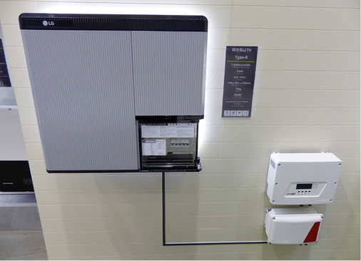 



Auf der Intersolar zeigte der südkoreanische Konzern LG den Heimspeicher Resu 7H mit einem Wechselrichter von Solaredge. Auch der Speicher wurde mit dem EES-Award ausgezeichnet.
