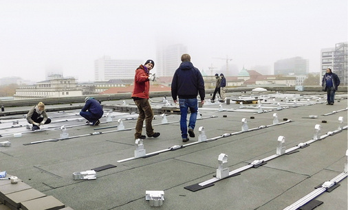 



Die Studierenden arbeiteten bei der Installation der Anlage mit. Trotz schlechten Wetterswurde die Anlage planmäßig errichtet.
