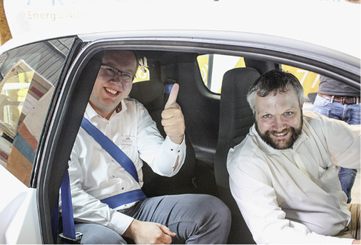 <p>
</p>

<p>
Daumen hoch: David Muggli und Sebastian Poensgen steigen ins Auto(geschäft) ein.
</p> - © Fotos: Heiko Schwarzburger

