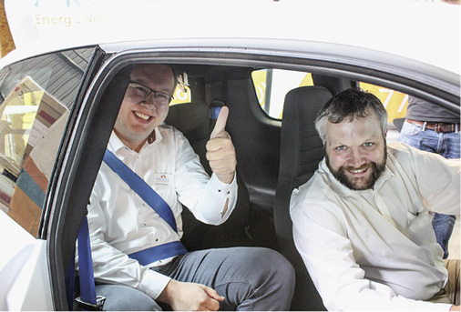 



Daumen hoch: David Muggli und Sebastian Poensgen steigen ins Auto(geschäft) ein.
